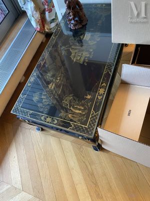 CHINE, XXème Table basse en bois laqué, à décor en dorure de…