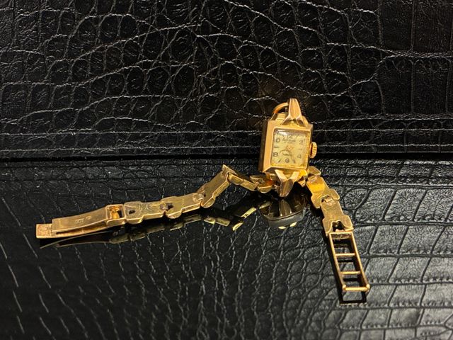 Montre bracelet de femme en or ER. Poids brut (en ce compris le p