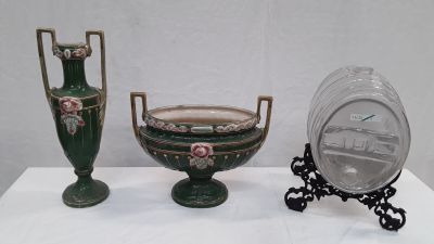 deux vases et une horloge posés sur une table