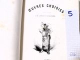 un livre sur lequel figure le dessin d'un homme tenant un couteau