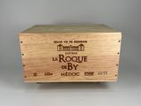 La caisse en bois est vide et prête à servir de caisse à vin.