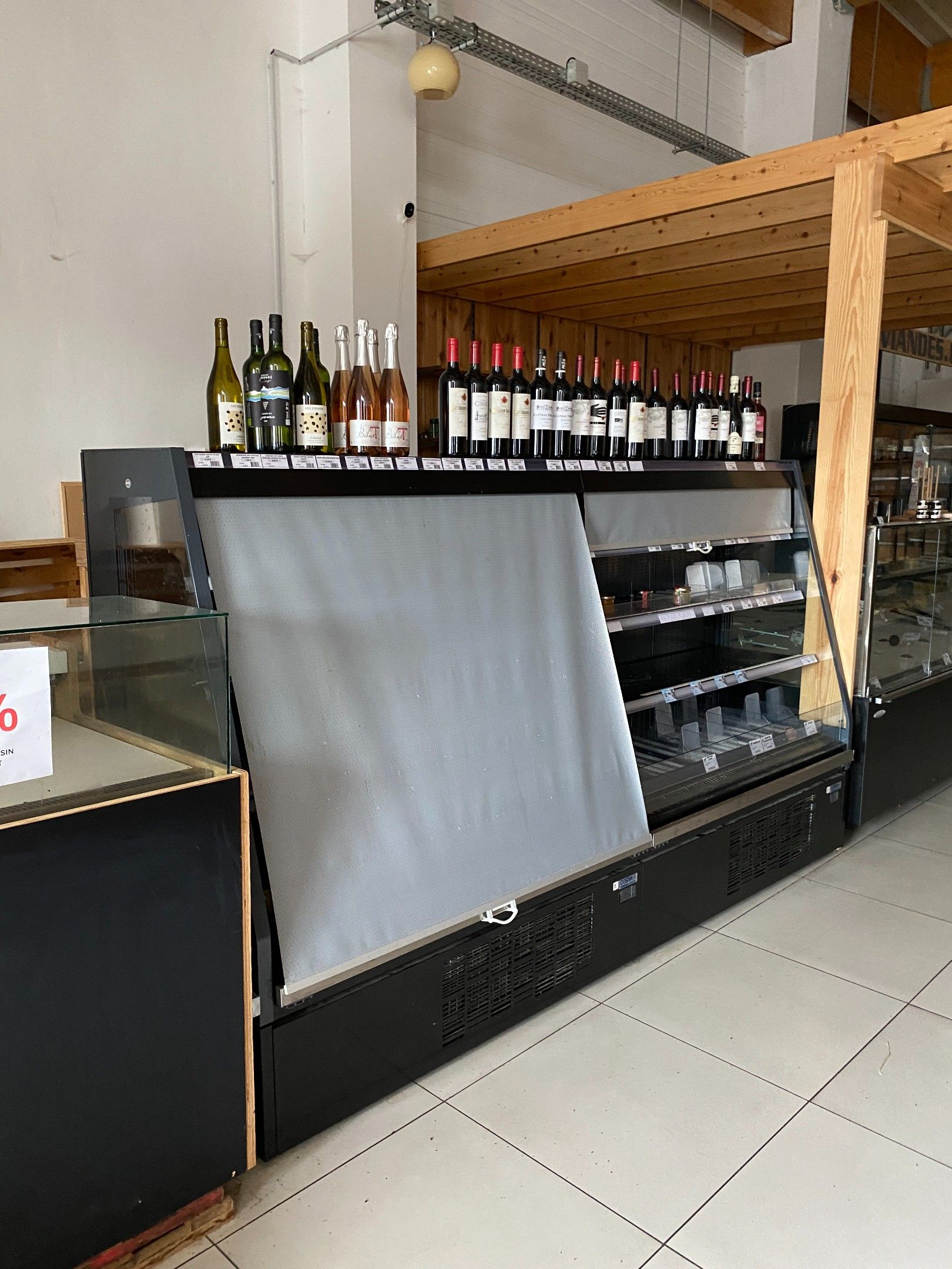 Une double vitrine réfrigérée libre-service COSTAN en métal,…