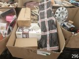une pile composée de nombreuses boîtes contenant des articles variés