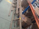 de nombreuses caisses empilées sur une étagère dans un entrepôt