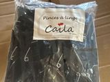 un paquet contenant des ciseaux, présenté dans une boîte sur laquelle est apposée une étiquette de prix