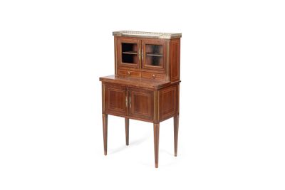 une image d'un petit meuble en bois avec un plateau en marbre