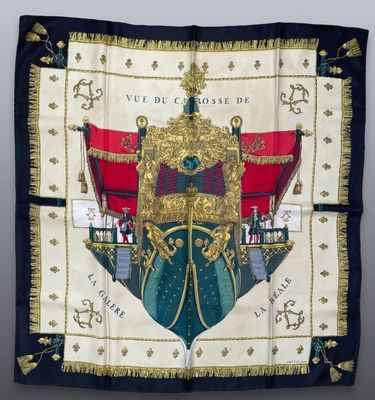 un gros plan sur un foulard carré orné d'une couronne