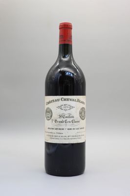 une bouteille de vin rouge posée sur une table blanche