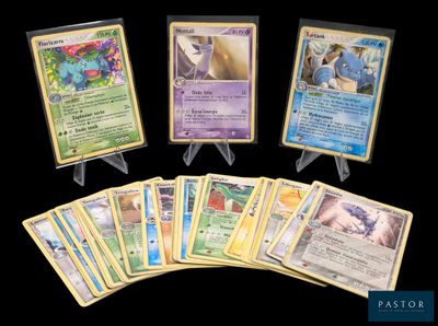un lot de cartes posées sur une table