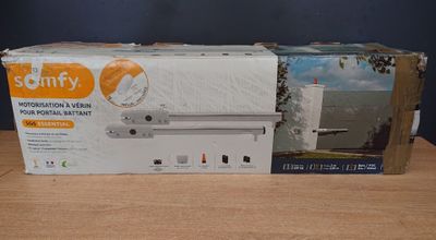 une boîte contenant une console Wii posée sur une table