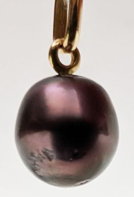 PENDENTIF en or jaune 750‰ ornée d'une perle de Tahiti.