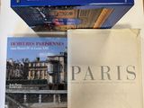 plusieurs livres sont empilés sur une table