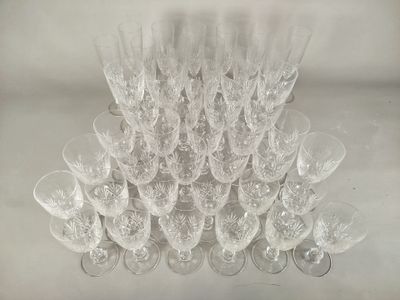de nombreux verres à vin vides empilés les uns sur les autres