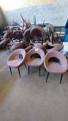 le nombre de chaises qui sont assises ensemble dans une pièce