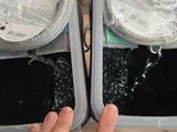 deux récipients en plastique contenant un peu de nourriture