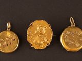 trois boucles en or ornées de fleurs et de feuilles