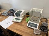 une table en bois sur laquelle sont posés tout un tas d'appareils électroniques
