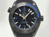 La montre est noire et bleue, avec une trotteuse bleue.