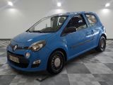 la photo d'une petite voiture bleue garée dans un garage