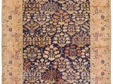 un tapis bleu et beige à motifs floraux
