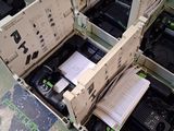 de nombreux cartons contenant du matériel électronique, posés par terre