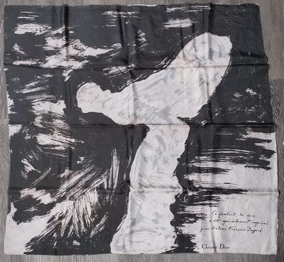 une photo en noir et blanc d'une personne sur une planche de surf