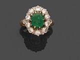 une bague à grappes d'émeraudes et de diamants