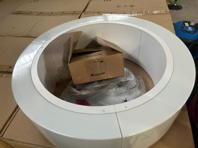une boîte qui se trouve à l'intérieur d'une boîte ronde