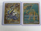 Deux cartes Pokémon sont posées côte à côte sur une table.