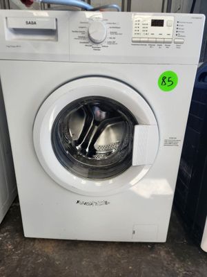 une machine à laver sur laquelle est apposée une étiquette de prix à l'avant