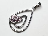 pendentif plaqué argent orné de cristaux roses et blancs sur fond blanc