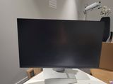 un écran d'ordinateur posé sur un bureau blanc