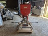 une machine rouge posée sur une palette