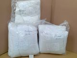 Plusieurs sacs de nourriture sont empilés sur une boîte en carton