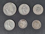 six pièces de monnaie britanniques différentes sont représentées sur un fond noir
