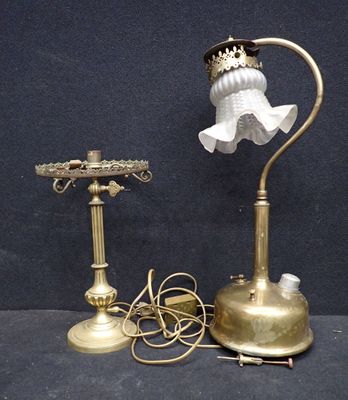 une lampe posée à côté d'une autre lampe
