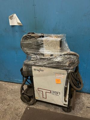 une machine posée contre un mur bleu
