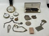 de nombreux types de montres et d'autres objets sur la table
