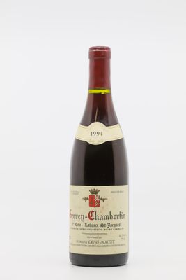 une bouteille de vin rouge posée sur une table blanche
