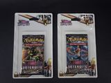 deux paquets de cartes à collectionner Pokémon posés sur une table noire
