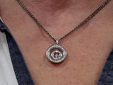 une femme qui porte un collier orné de diamants