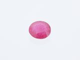 une tourmaline rose posée sur un fond blanc