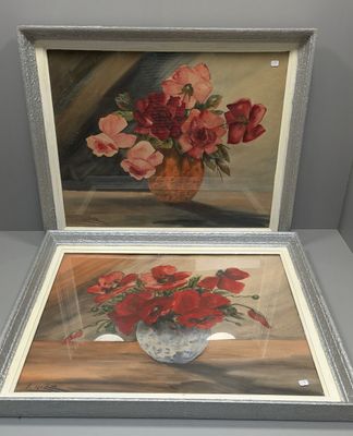 tableau représentant des fleurs rouges dans un vase posé sur une table, à côté d'une image représentant un vase de fleurs rouges
