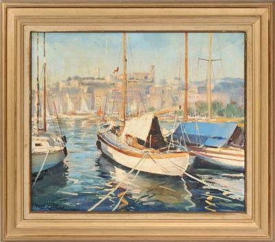 une peinture à l'huile représentant des bateaux dans un port, avec une ville en arrière-plan