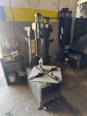une image d'un garage avec beaucoup d'outils