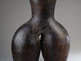 un vase brun posé sur une table