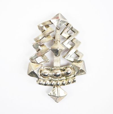 Delphine MARDIN (XXe). Broche en métal argenté ajouré à déco…