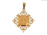 gros plan d'un pendentif en or sur fond blanc