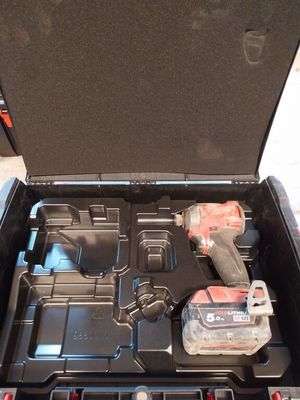 une boîte à outils noire contenant des outils
