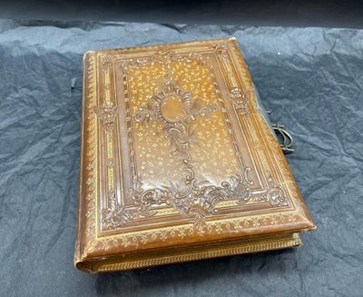 un vieux livre posé sur une table
